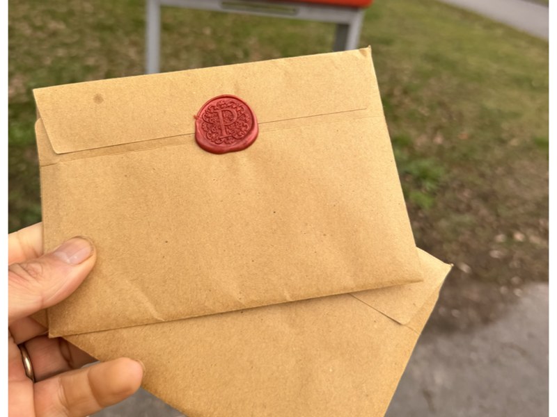 Envelop bij de brievenbus, op weg naar jou